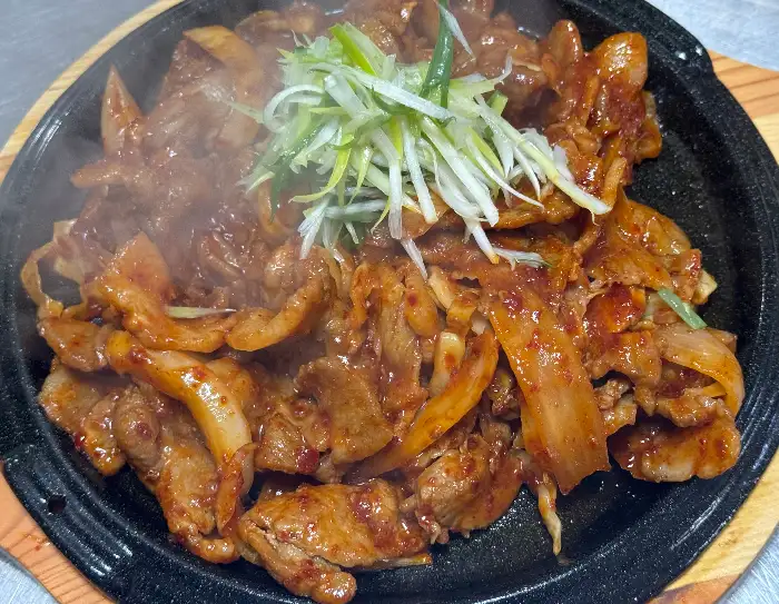 윤기가 자르르 흐르는 제육볶음