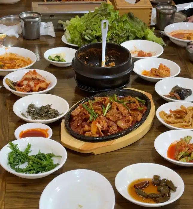 푸짐한 제육볶음과 다양한 쌈 채소가 준비된 상차림