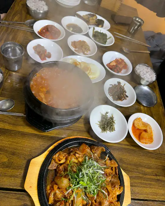 식탁 위에 다양한 음식들이 놓여 있는 모습