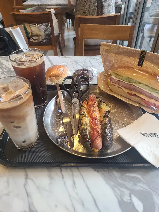 커피와 샌드위치, 빵이 담긴 트레이