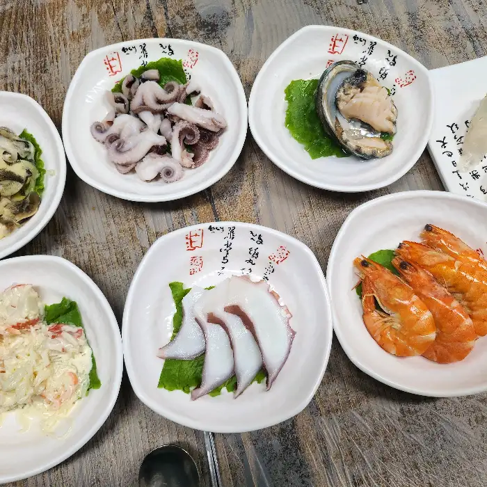 다양한 해산물이 들어간 볶음밥