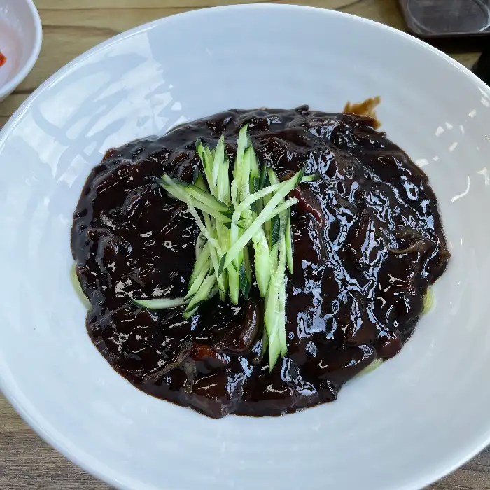 맛있게 비벼진 짜장면
