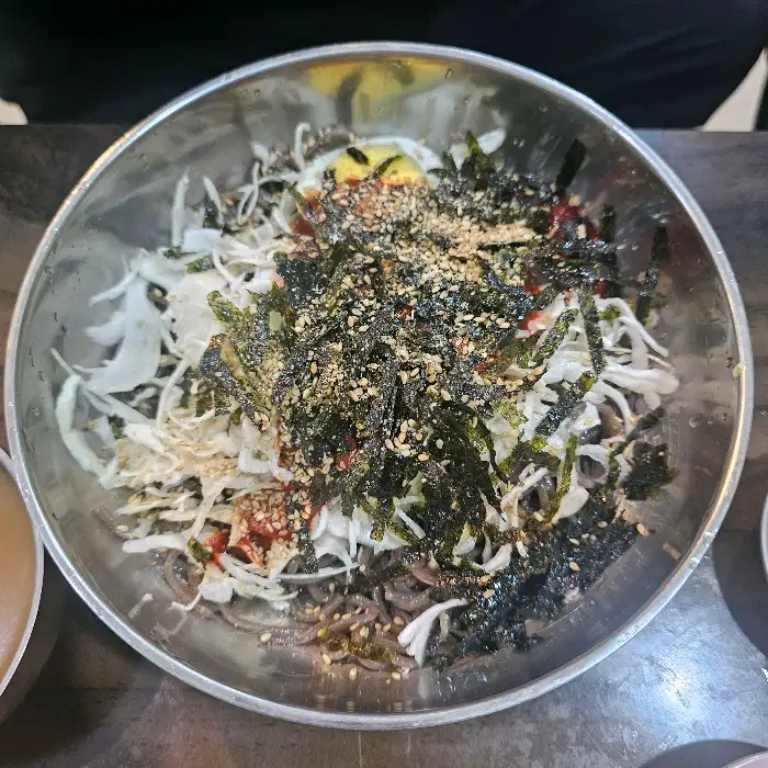 신선한 채소가 듬뿍 올라간 비빔막국수