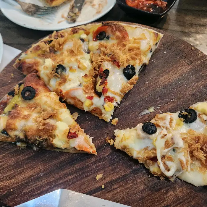 맛있게 잘라진 피자 한 조각