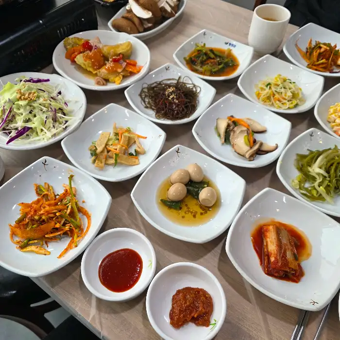 다양한 반찬이 차려진 식탁 모습입니다.