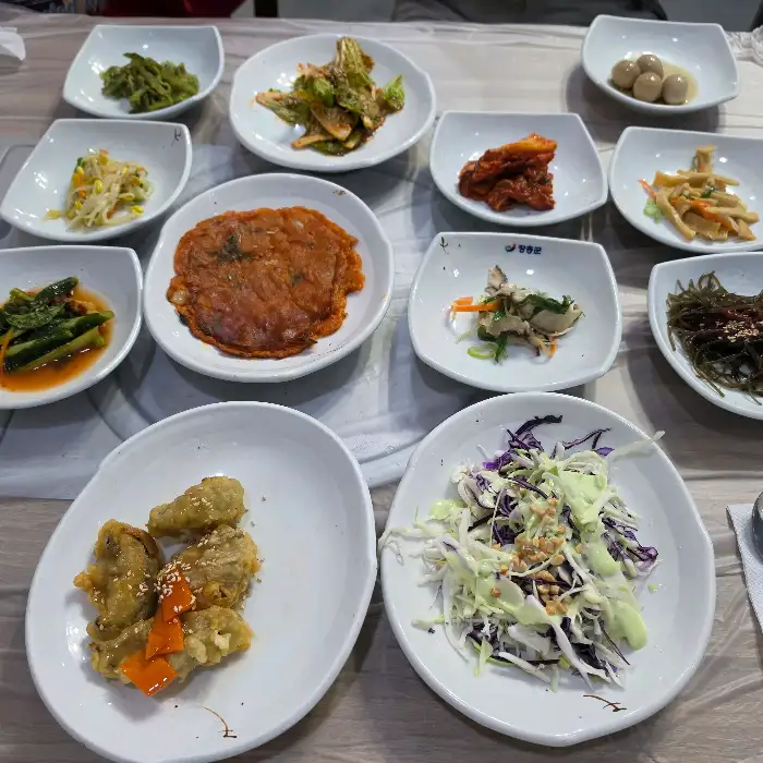 전체적으로 여러 음식들이 차려진 상차림 사진입니다.