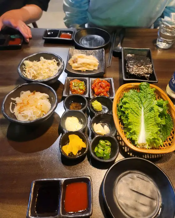 다양한 밑반찬과 쌈 채소