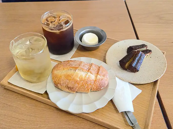 타임투비에서 제공되는 빵과 음료 세트