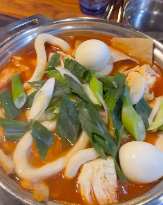 다양한 재료와 함께 끓고 있는 떡볶이