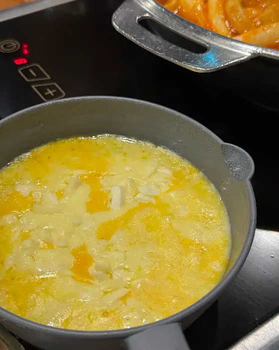끓고 있는 치즈 퐁듀