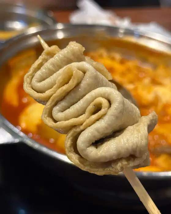 나무 꼬치에 꽂힌 어묵