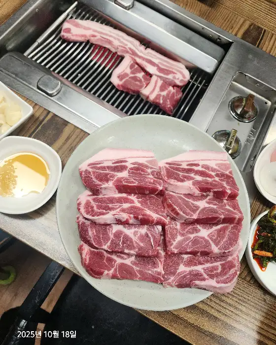 두툼한 흑돼지 목살