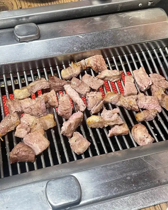 불판 위에서 맛있게 구워지고 있는 돼지고기