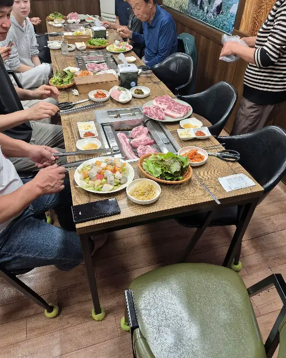쌈을 싸서 맛있게 먹는 모습