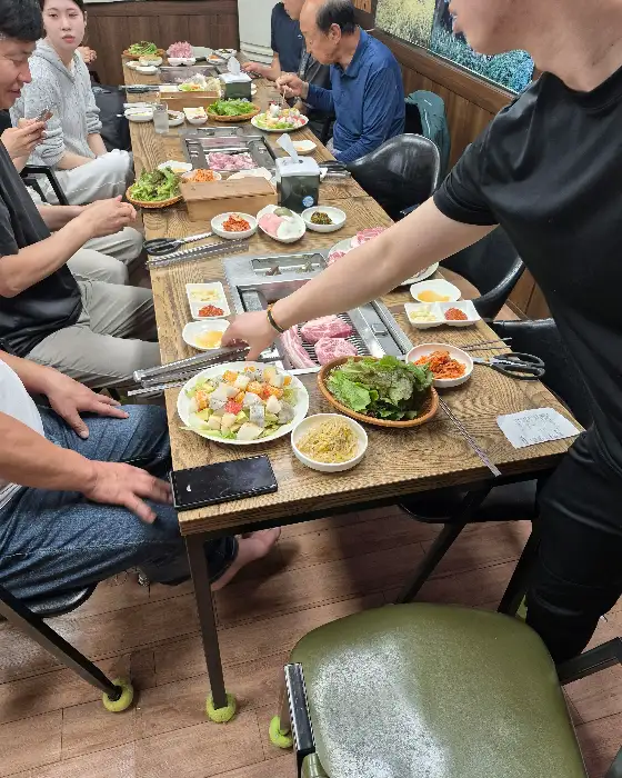 식사를 마친 후 빈 접시와 숯불