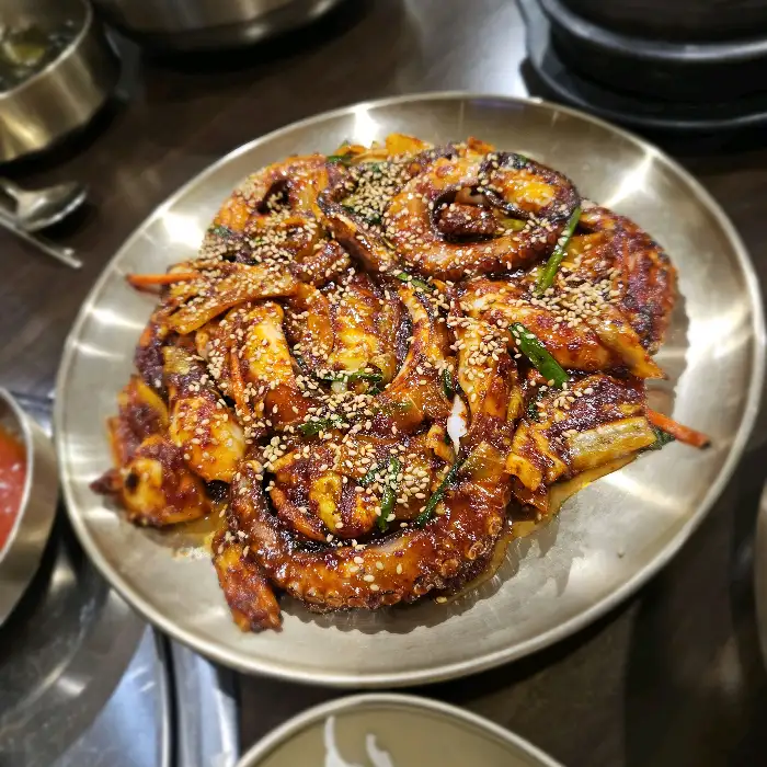 낙지 철판볶음의 풍성한 비주얼