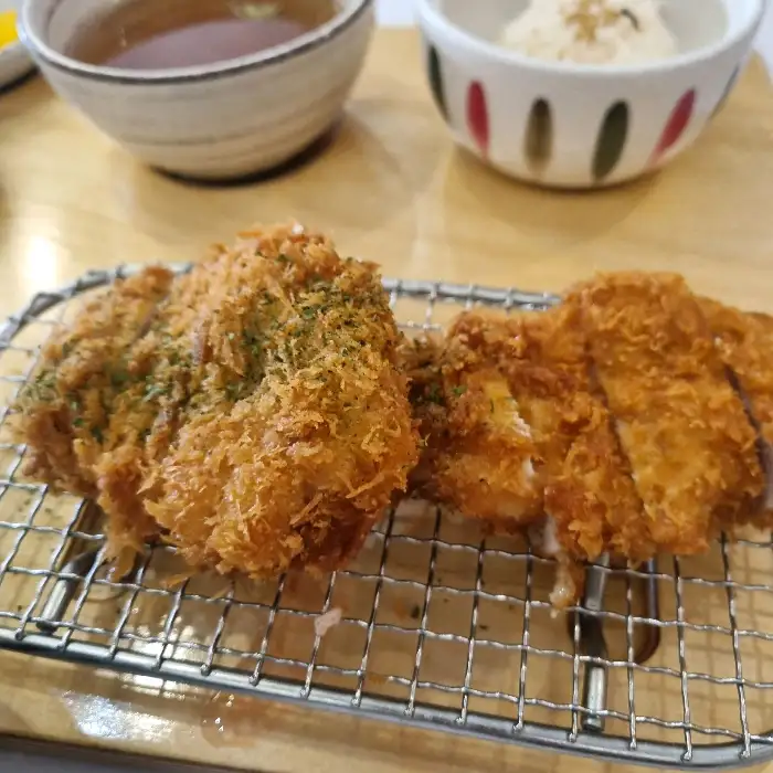 갓 튀겨져 나온 등심돈까스와 곁들임 반찬