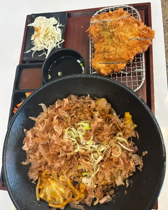 네모등심돈까스의 바삭한 튀김옷과 두툼한 고기 단면