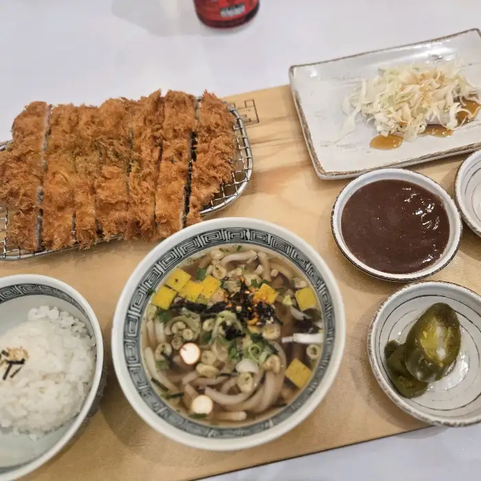 푸짐한 야끼우동과 곁들임 메뉴