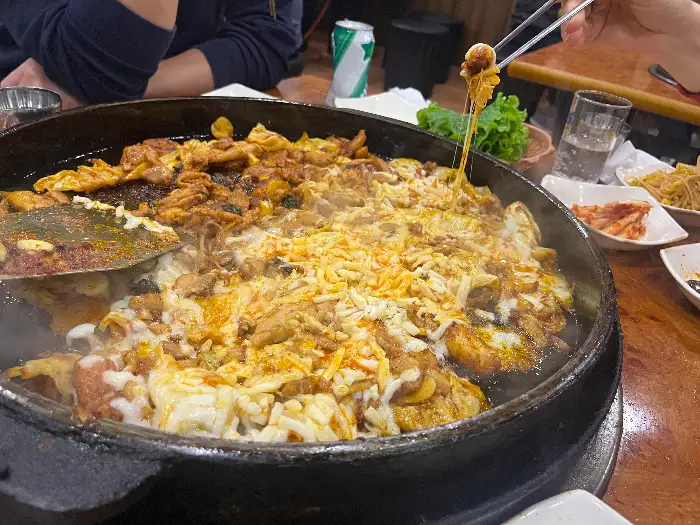 치즈가 듬뿍 올라간 닭갈비