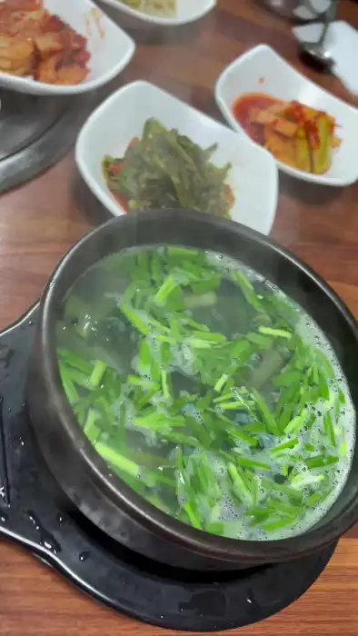 다슬기탕과 밑반찬 여러 가지
