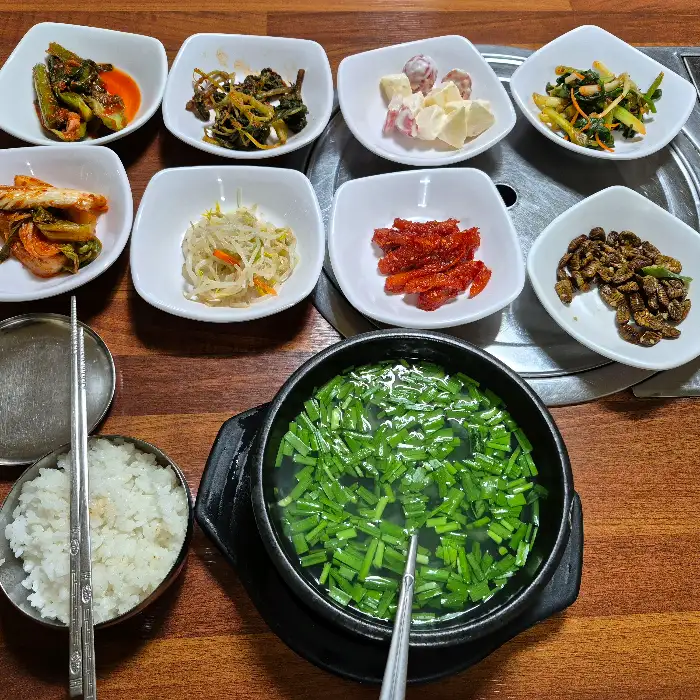 테이블 전체샷, 다슬기탕과 다양한 밑반찬