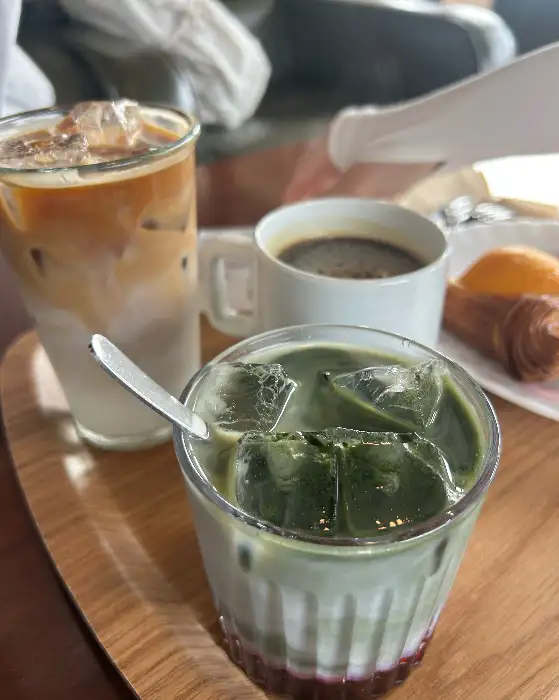 다양한 음료와 빵
