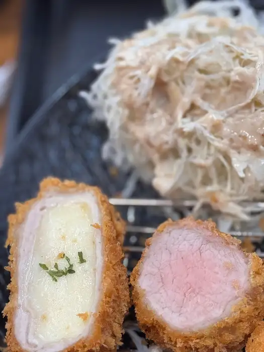 치즈가 녹아든 안심 돈까스와 핑크빛 등심 돈까스 단면