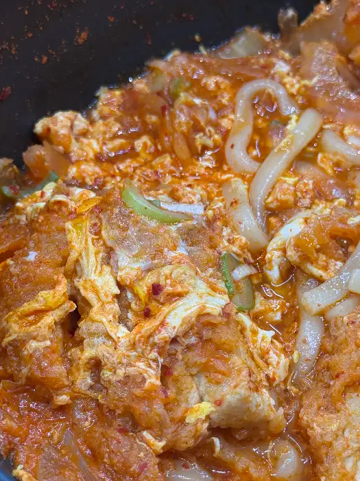 김치나베 안의 돈까스와 우동면