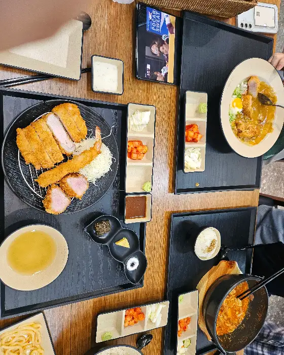 다양한 돈까스 메뉴와 카레, 마제소바 등이 준비된 모습