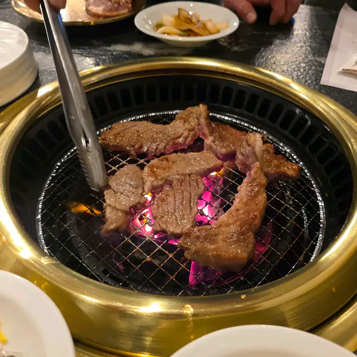 숯불 위에서 익어가는 소갈비