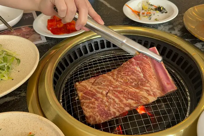 갈비에 배즙 뿌리는 모습