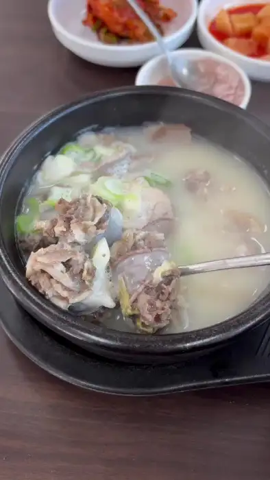 국밥 안에 들어있는 순대와 고기