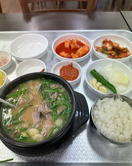 국밥과 함께 제공되는 밥