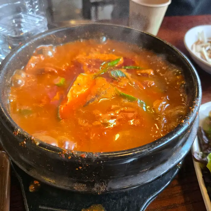 뚝배기 안에 담긴 김치찌개의 모습