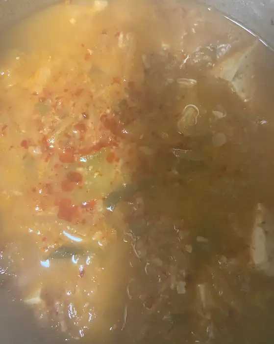 김치찌개와 유사한 국물 요리의 클로즈업 사진