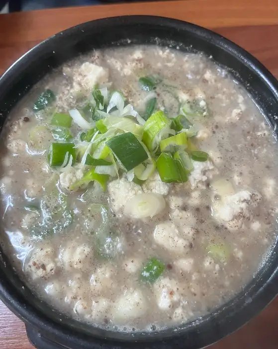 새우와 각종 채소가 들어간 먹음직스러운 해물순두부. 빨간 국물이 식욕을 돋웁니다.