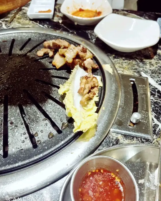 불판 위 고기