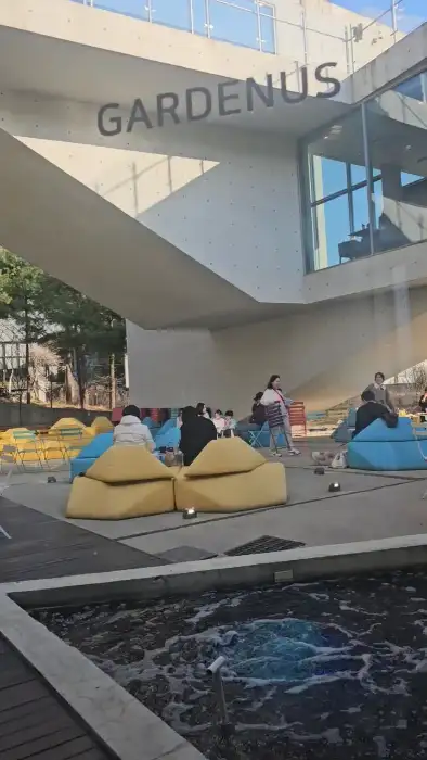 카페 외관과 야외 좌석
