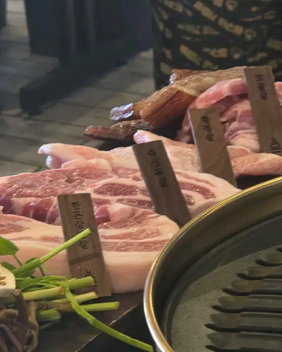 다양한 부위의 돼지고기가 꼬치처럼 꽂혀 플레이팅된 모습