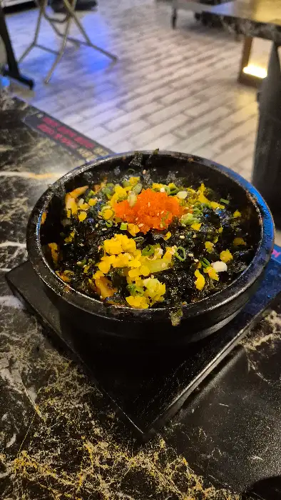 돌솥에 담긴 먹음직스러운 비빔밥