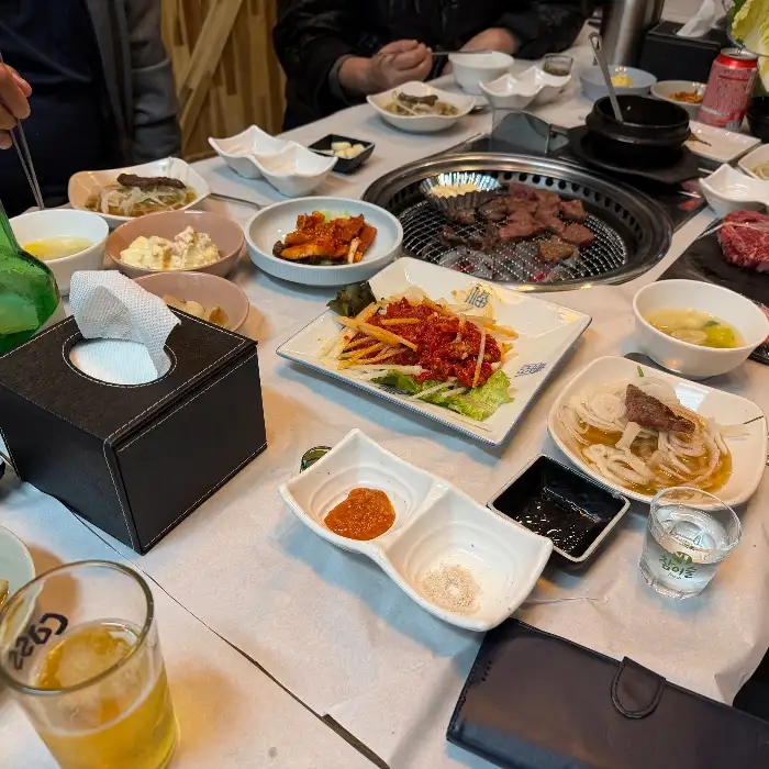 다양한 반찬과 함께 차려진 상차림