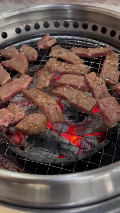 숯불 위에서 지글지글 익어가는 소고기