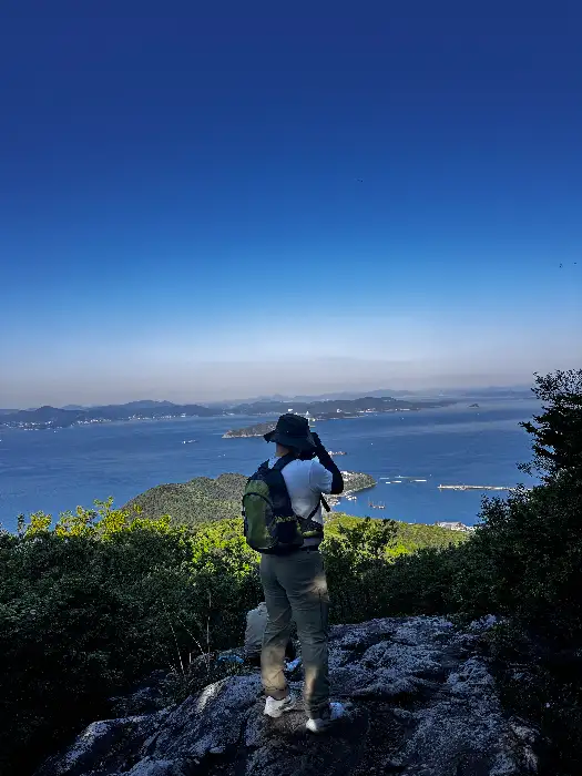풍경을 감상하는 사람의 뒷모습