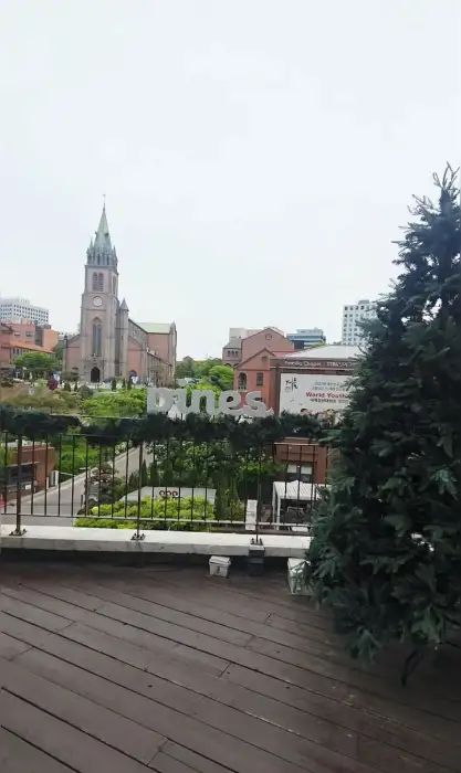 테라스에서 바라본 명동성당 뷰