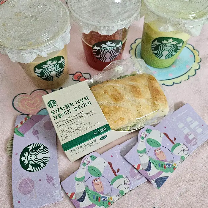 다양한 스타벅스 음료와 샌드위치, MD 상품