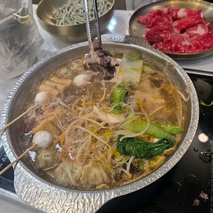 샤브샤브에 고기와 채소를 넣은 모습