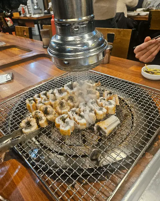 숯불 위에서 구워지는 장어
