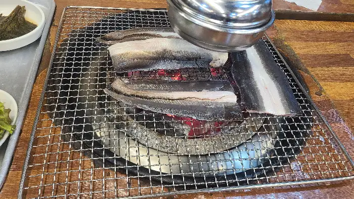 숯불 위에서 직접 구워지는 장어