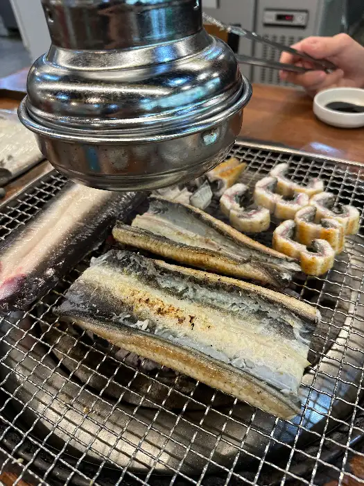잘 구워진 장어와 곁들임 메뉴